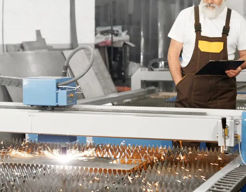 Fabricação de lâminas de facas artesanais em aço inox
